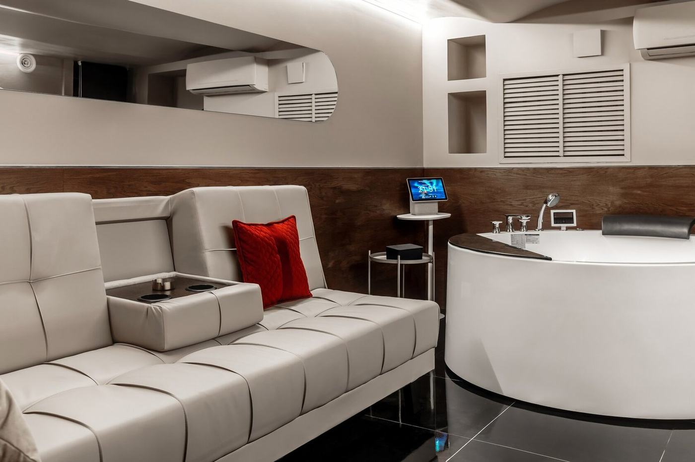 Борт N 1 — VIP-комната с джакузи (фото с сайта)